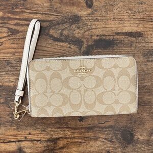 NWOT Coach Beige Signature Wristlet